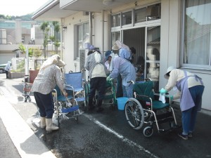 車椅子清掃　さすが慣れておられるので仕事が早い！