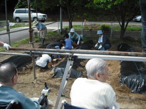 特養入所者様も見学で参加です。マルチを敷いたところです。