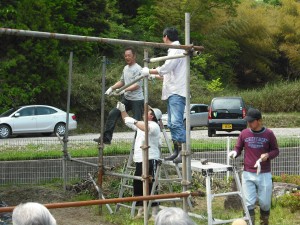 ネットを張るための枠作り・・・さすがお父さん！