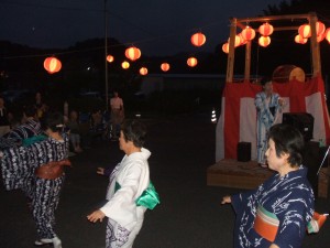 踊りの会の皆様の華やかな踊り