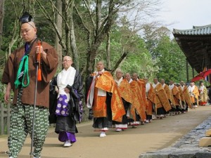 中門への列